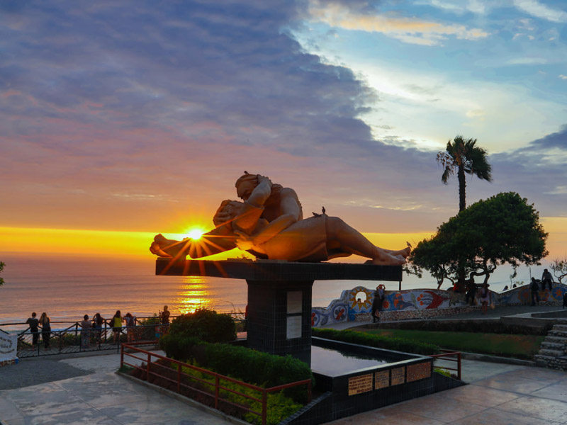 the park of love is a park overlooking the ocean located in miraflores.
